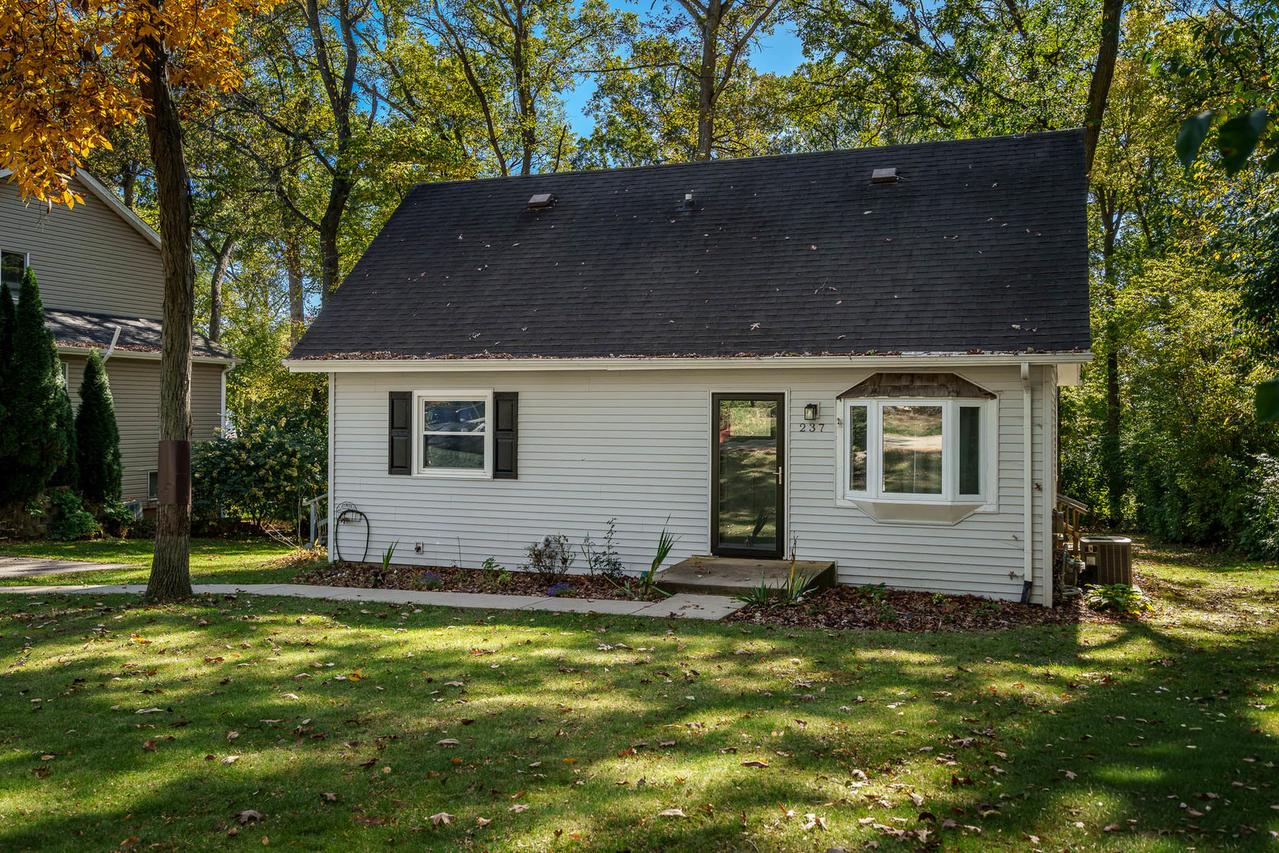 237 Rochester Rd., Poplar Grove, IL 61065