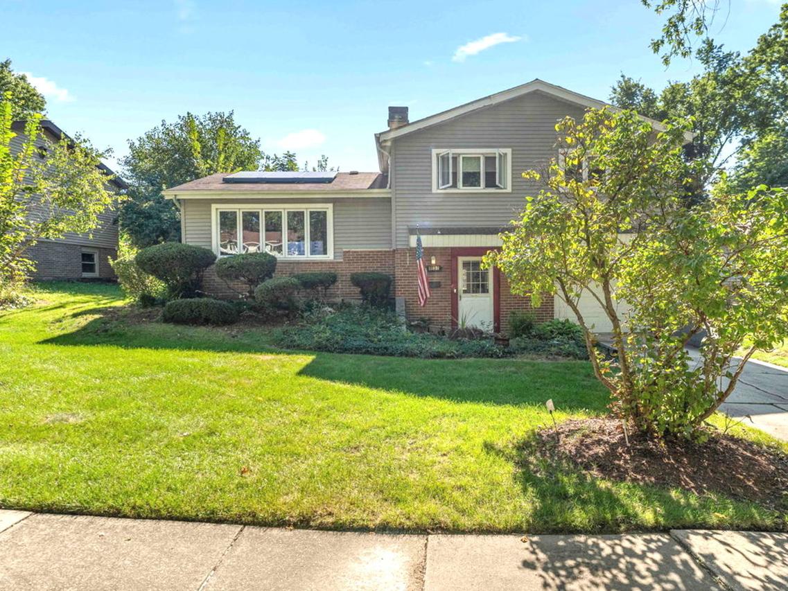 9137 W 91st Pl., Hickory Hills, IL 60457
