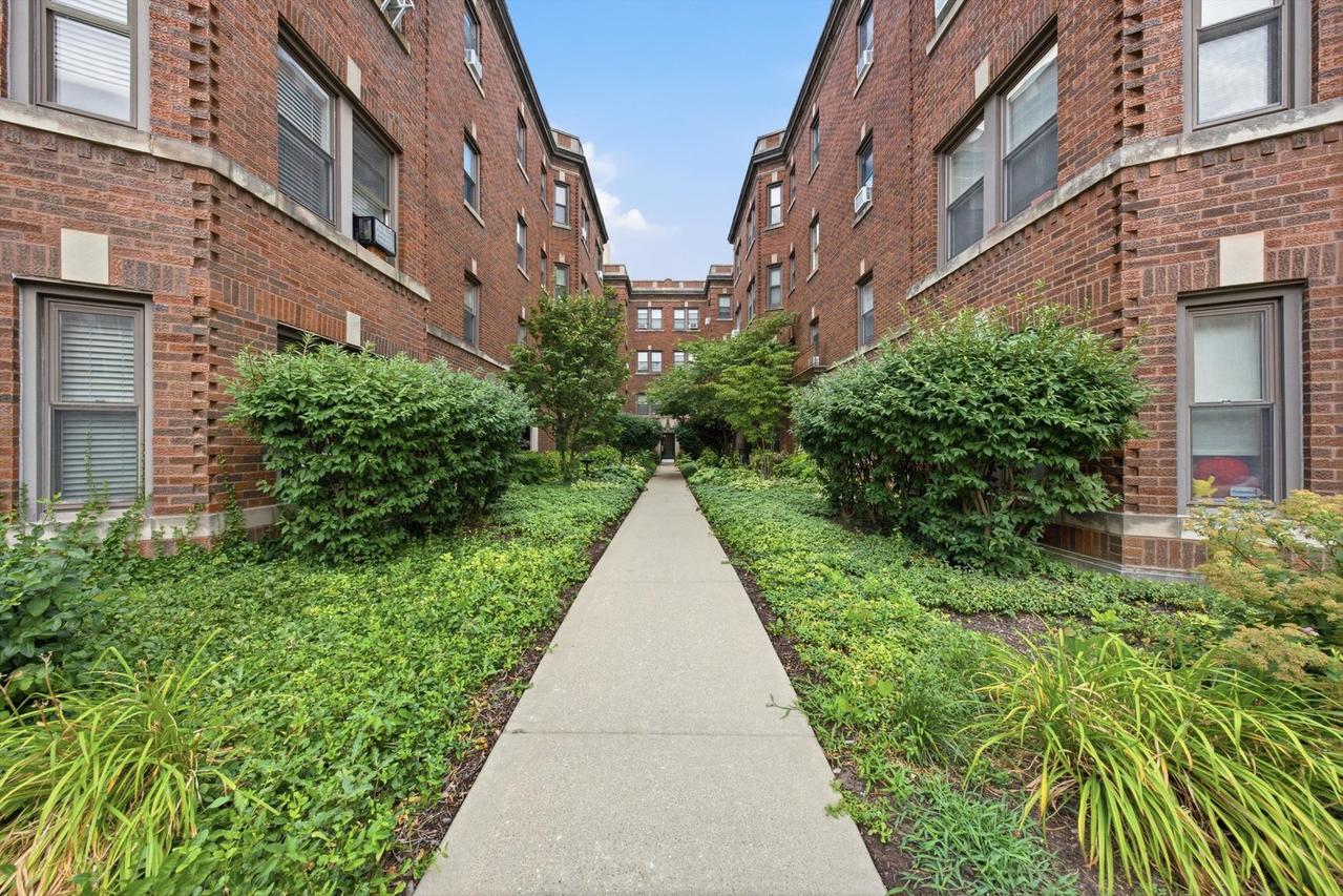 52 Forest Ave. #2N, Riverside, IL 60546