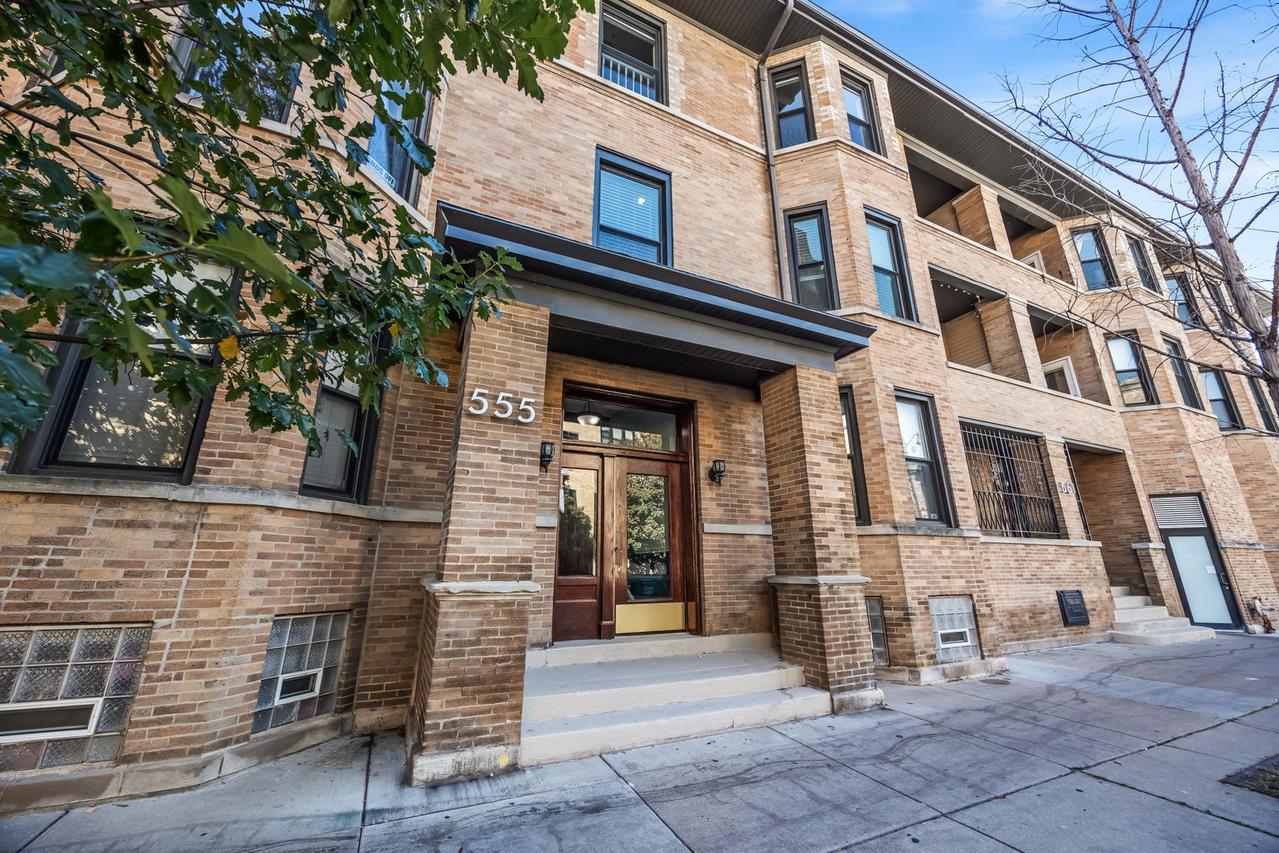555 W Briar Pl. #302, Chicago, IL 60657