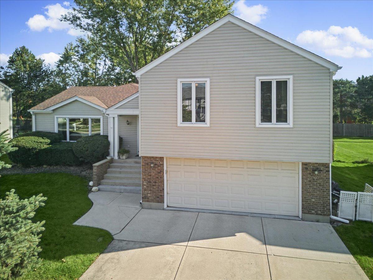 219 Lynbrook Dr., Bloomingdale, IL 60108