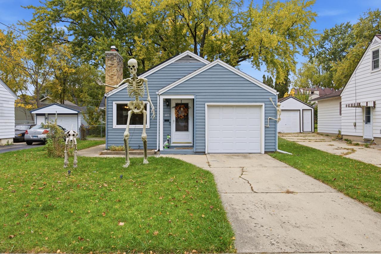 124 S Commonwealth Ave., Elgin, IL 60123