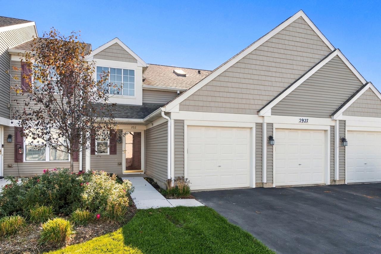 2927 Rutland Cir. #202, Naperville, IL 60564