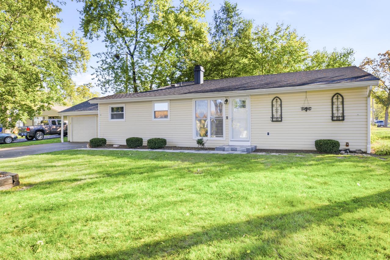 122 Caddy Ave., Carpentersville, IL 60110