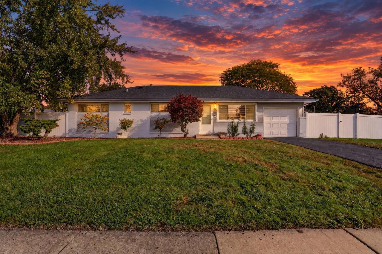 310 Maricopa Ln., Hoffman Estates, IL 60169