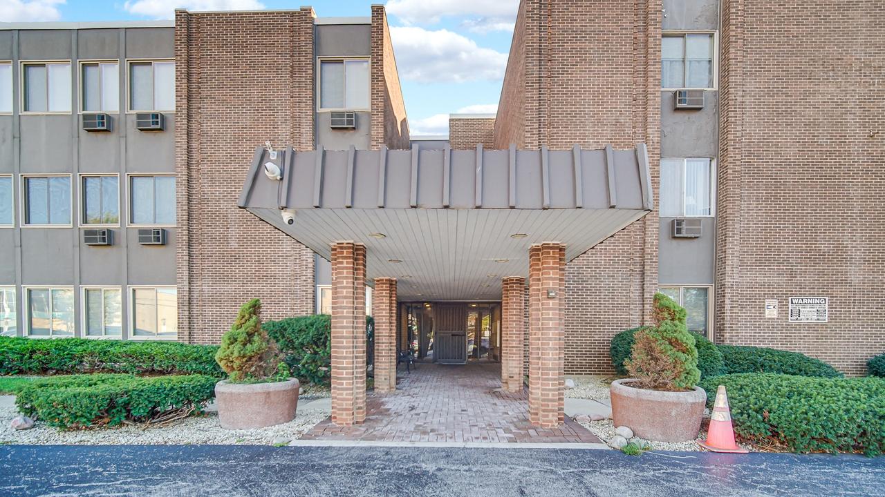 1117 Leavitt Ave. #114, Flossmoor, IL 60422