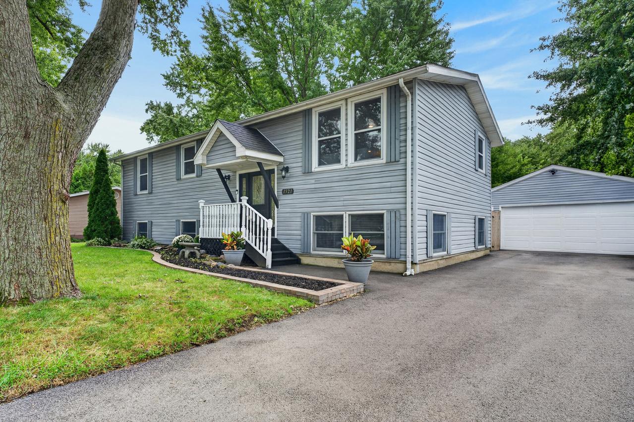 1521 Surrey Rd., Batavia, IL 60510
