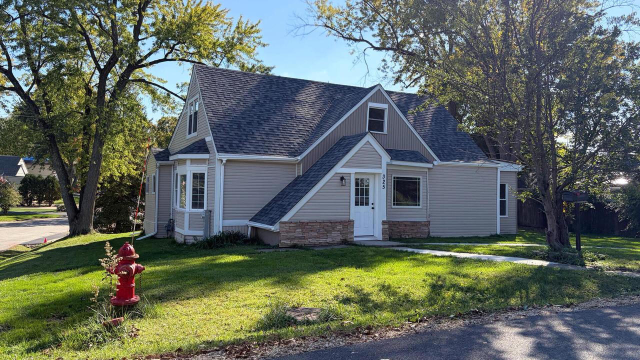 325 E E Lake Shore Dr., Round Lake Park, IL 60073