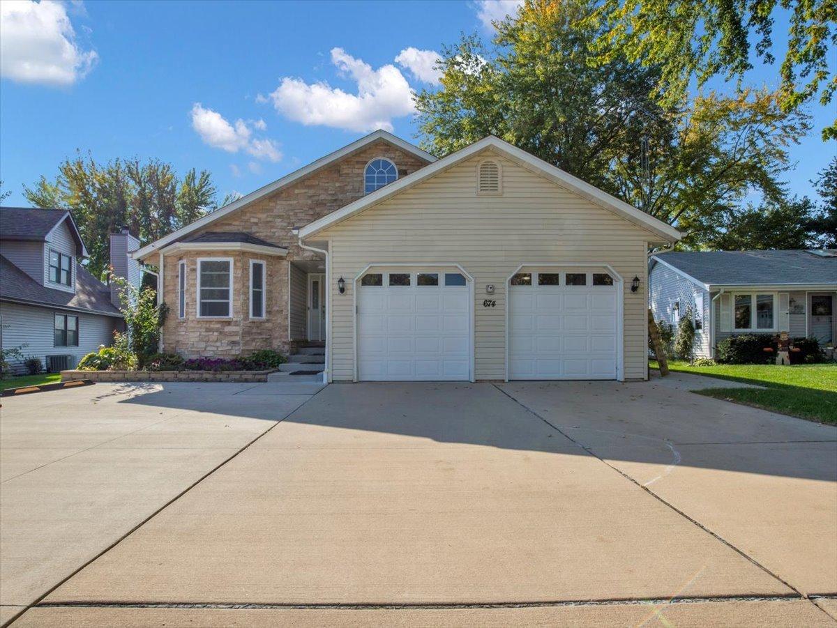 674 Candlewick Dr., Poplar Grove, IL 61065
