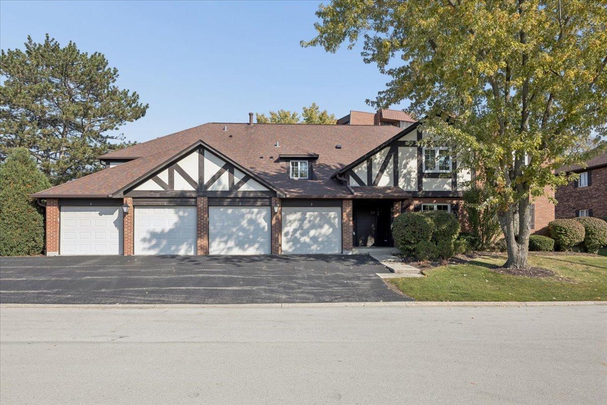 31 Algonquin Dr. #2, Indian Head Park, IL 60525