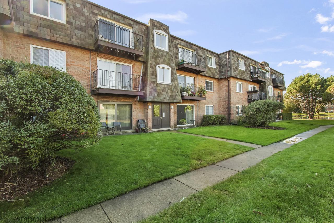 9389 Bay Colony Dr. #3E, Des Plaines, IL 60016
