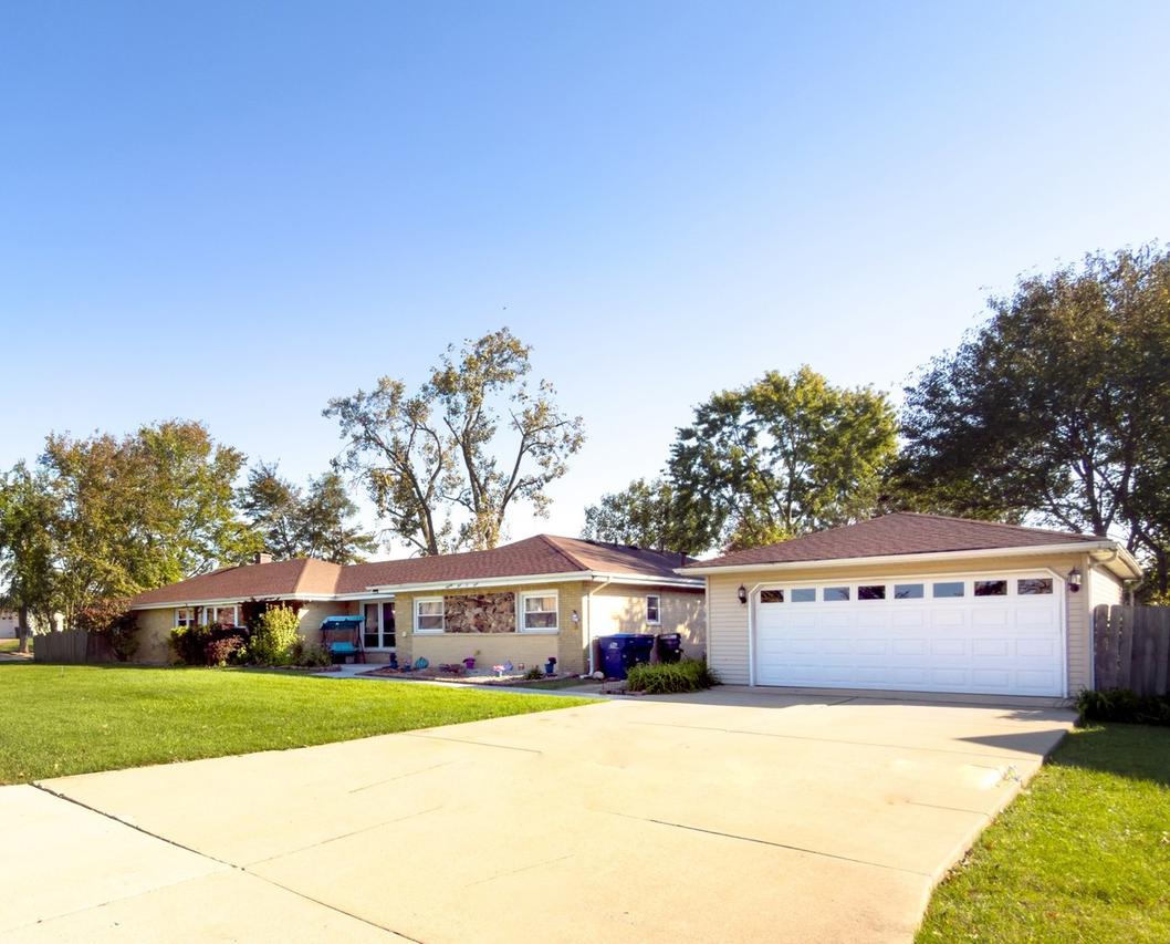 8501 S 82nd Ct., Hickory Hills, IL 60457