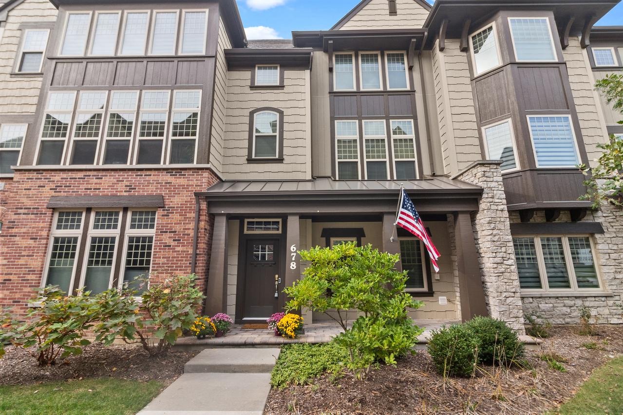 678 Parkside Ct., Libertyville, IL 60048