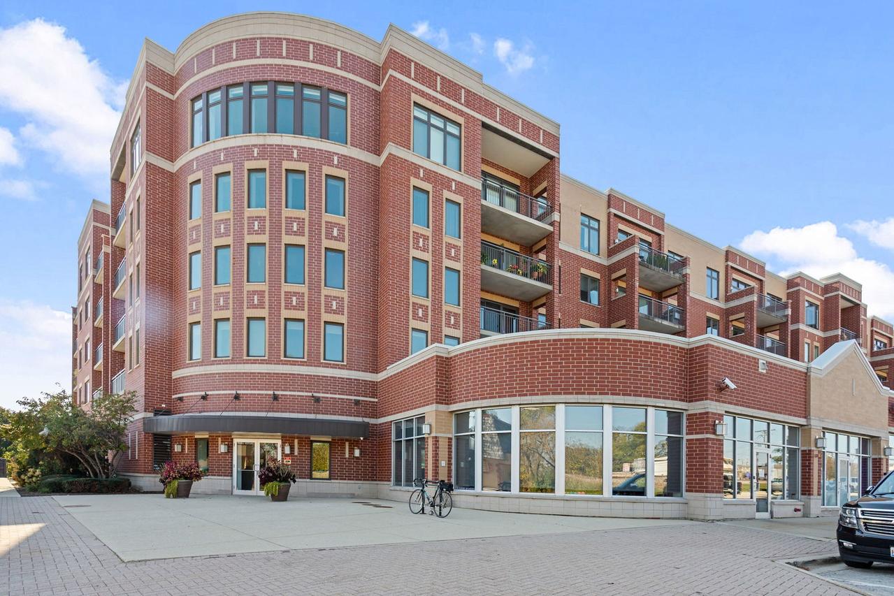225 Main St. #213, Roselle, IL 60172