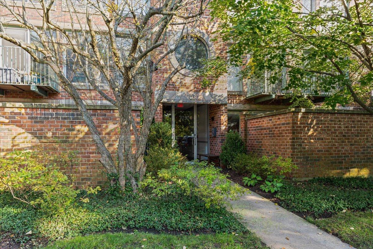 7030 Arbor Ln. #102, Northfield, IL 60093