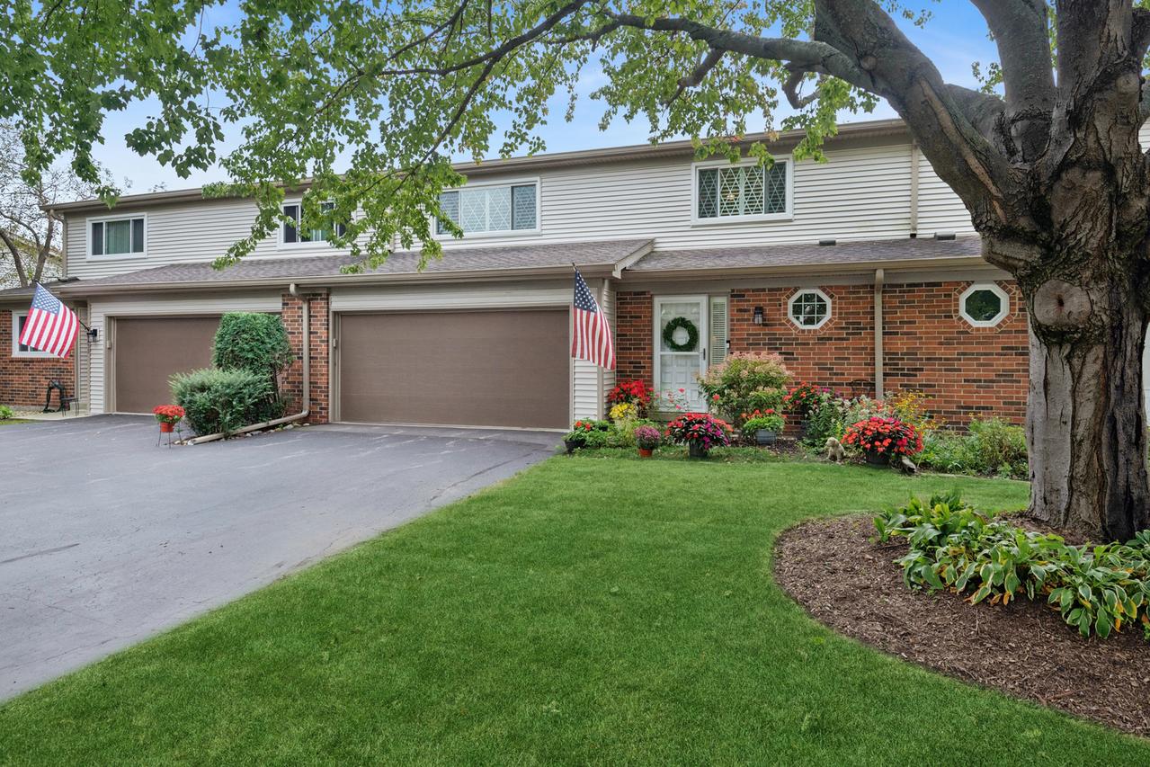 1251 Briarwood Ln., Libertyville, IL 60048