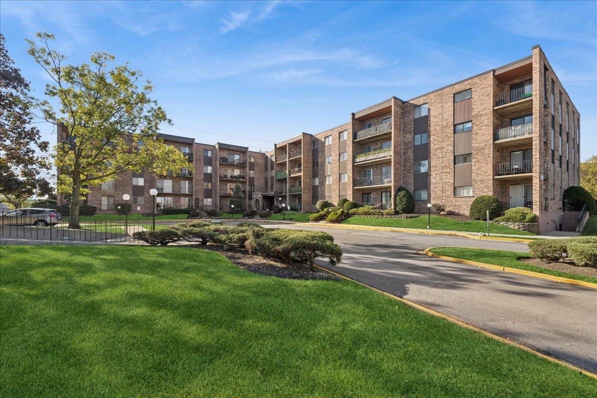 625 W Huntington Commons Rd. #405, Mount Prospect, IL 60056