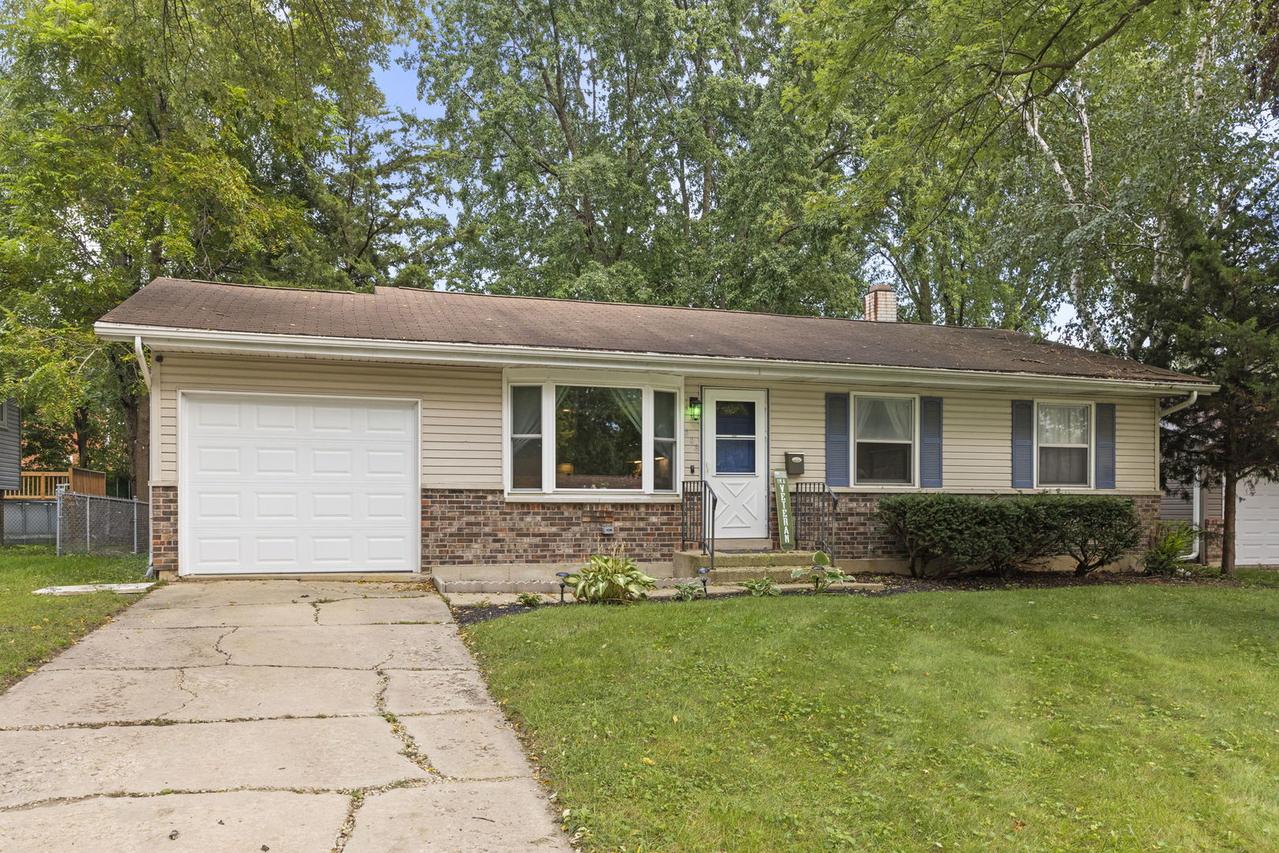 203 Lilac Ln., North Aurora, IL 60542