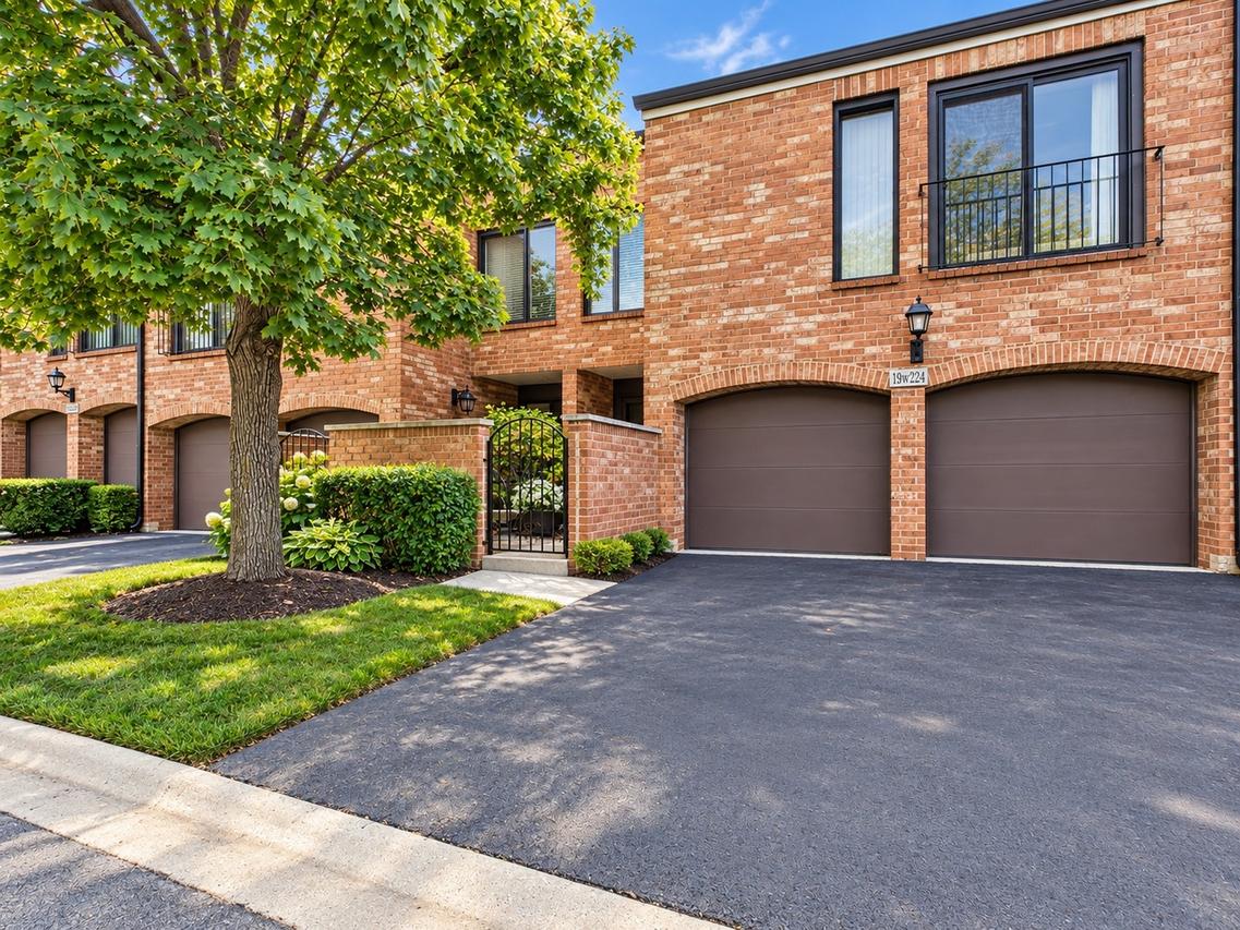 19w224 Old Tavern Rd., Oak Brook, IL 60523