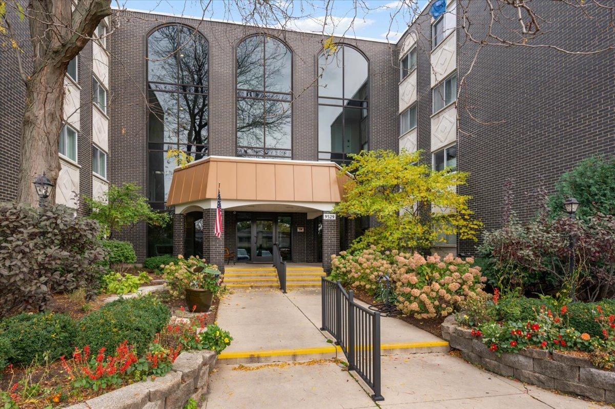 9529 Bronx Pl. #218, Skokie, IL 60077