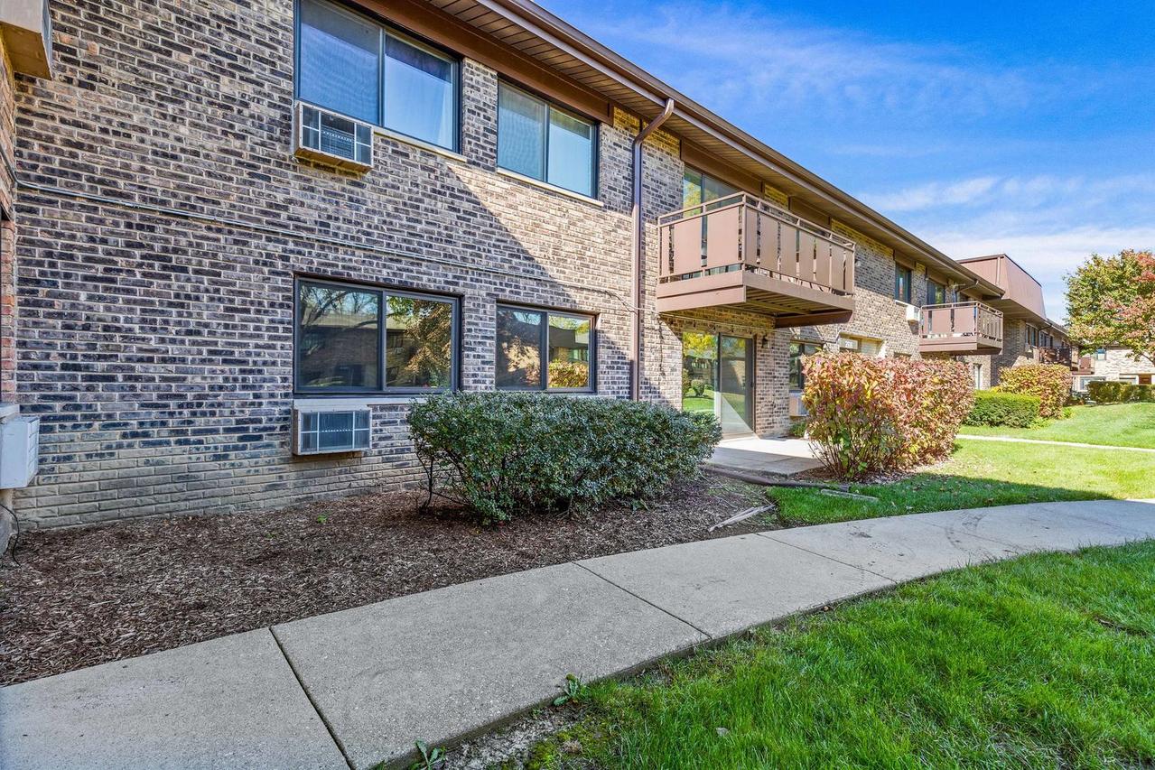 2616 N Windsor Dr. #103, Arlington Heights, IL 60004