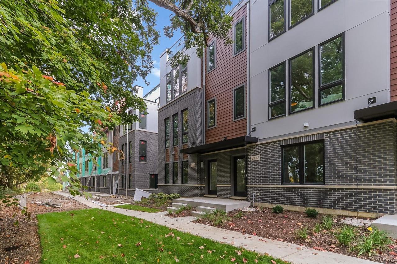 2114 Iron Ridge Ln., Naperville, IL 60563