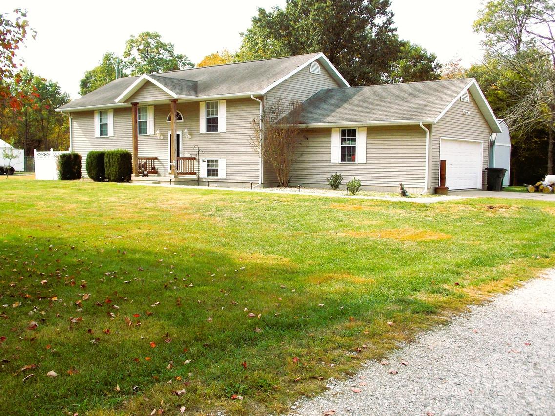 658 Deerfield Rd., Walnut Hill, IL 62893