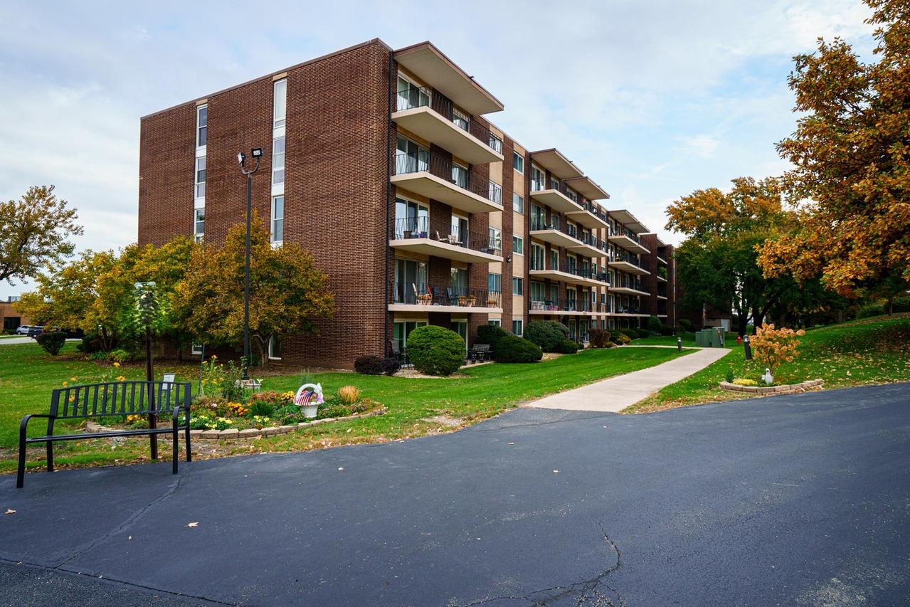5300 Walnut Ave. #13A, Downers Grove, IL 60515