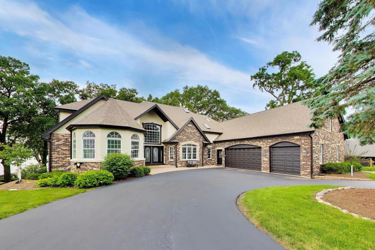 605 Lake Shore Blvd., Wauconda, IL 60084