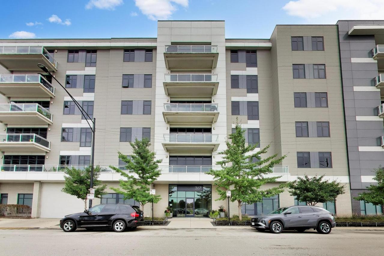367 W Locust St. #305, Chicago, IL 60610