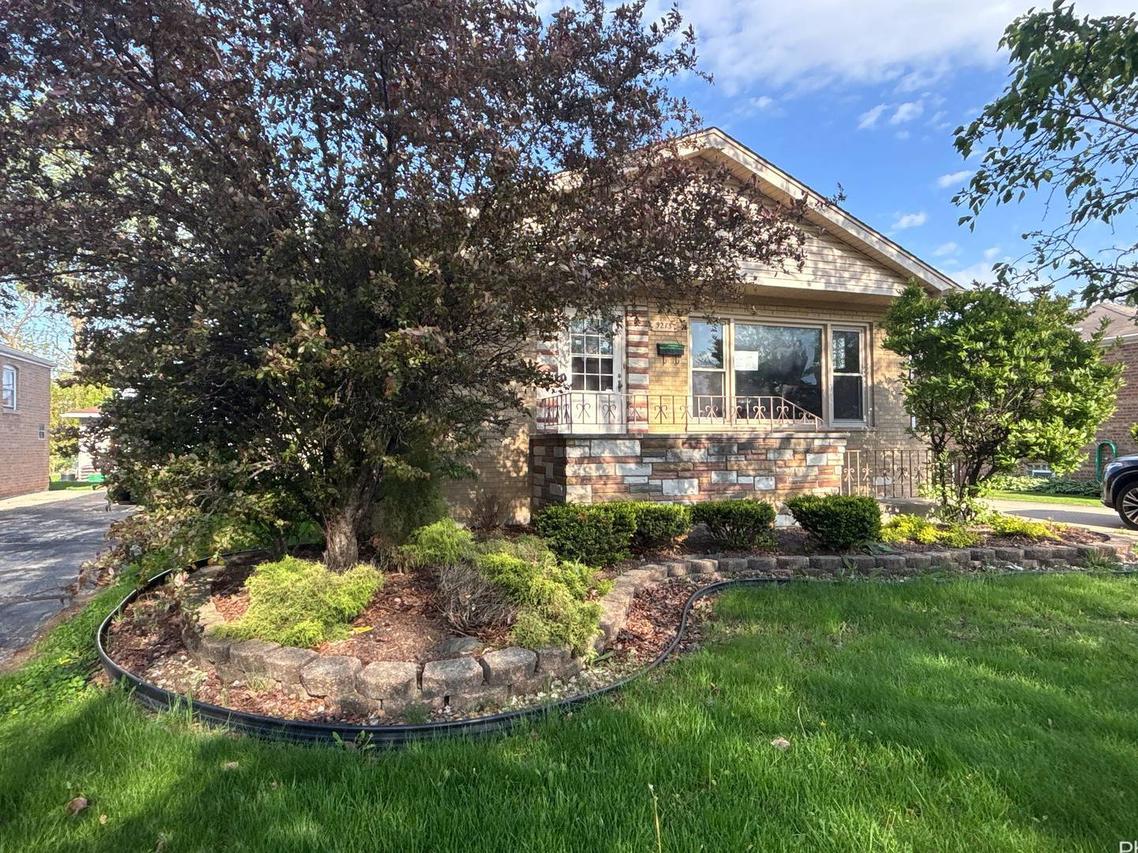 9215 S Hamlin Ave., Evergreen Park, IL 60805