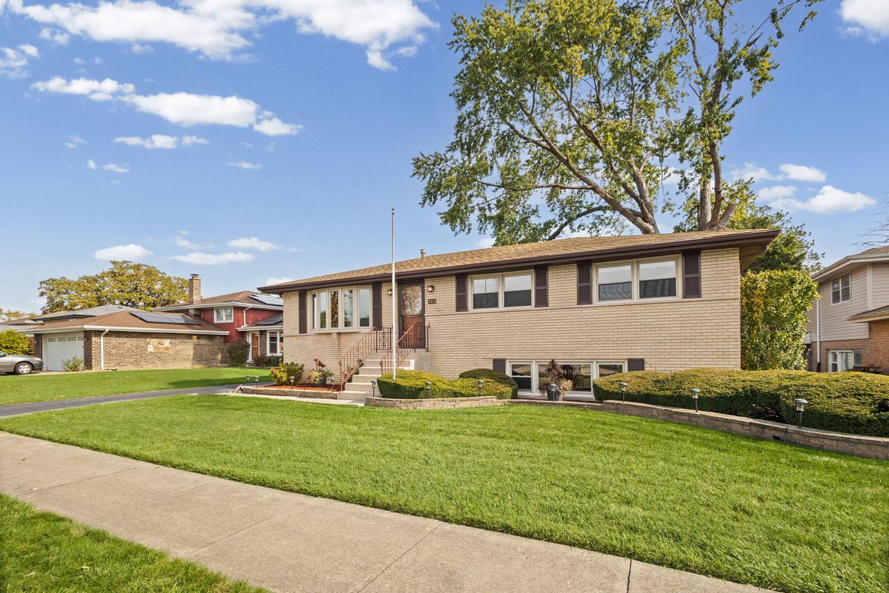 10613 S Terry Dr., Palos Hills, IL 60465