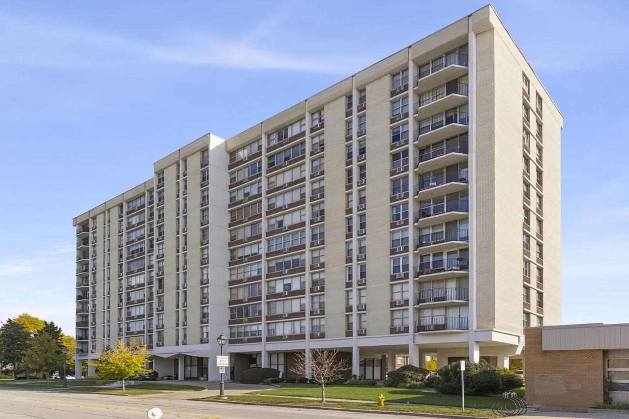 33 N Main St. #6M, Lombard, IL 60148