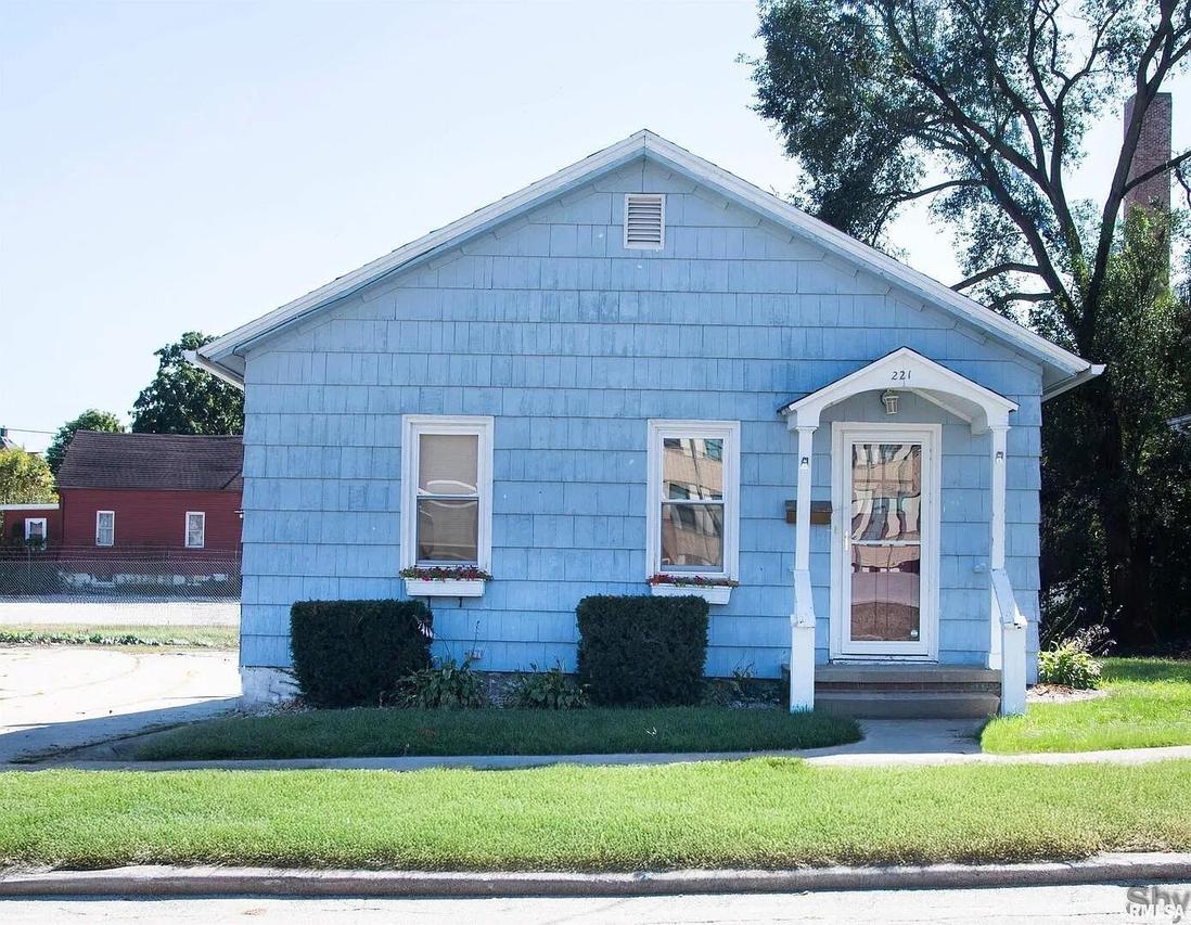 221 E 1st Ave., Monmouth, IL 61462