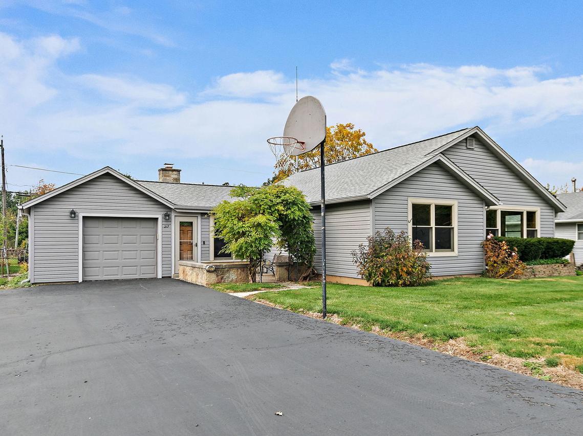 217 Oakleaf Rd., Lake In The Hills, IL 60156