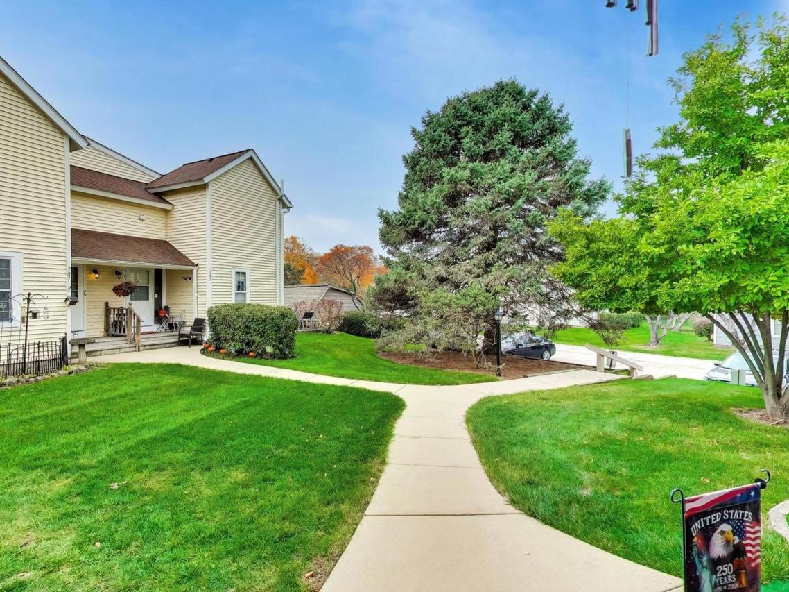 911 Campbell Dr., Gurnee, IL 60031