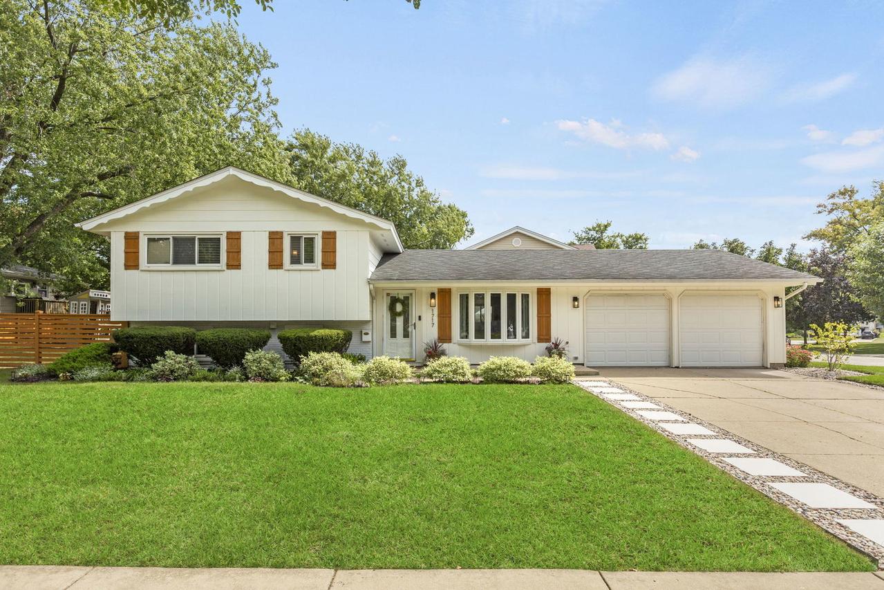 1717 Vassar Ct., Schaumburg, IL 60193