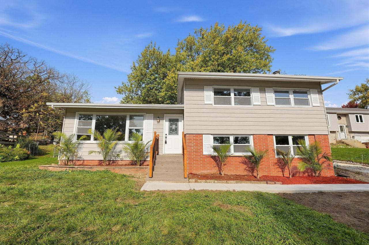 1010 W Meadowlark Dr., Mchenry, IL 60051
