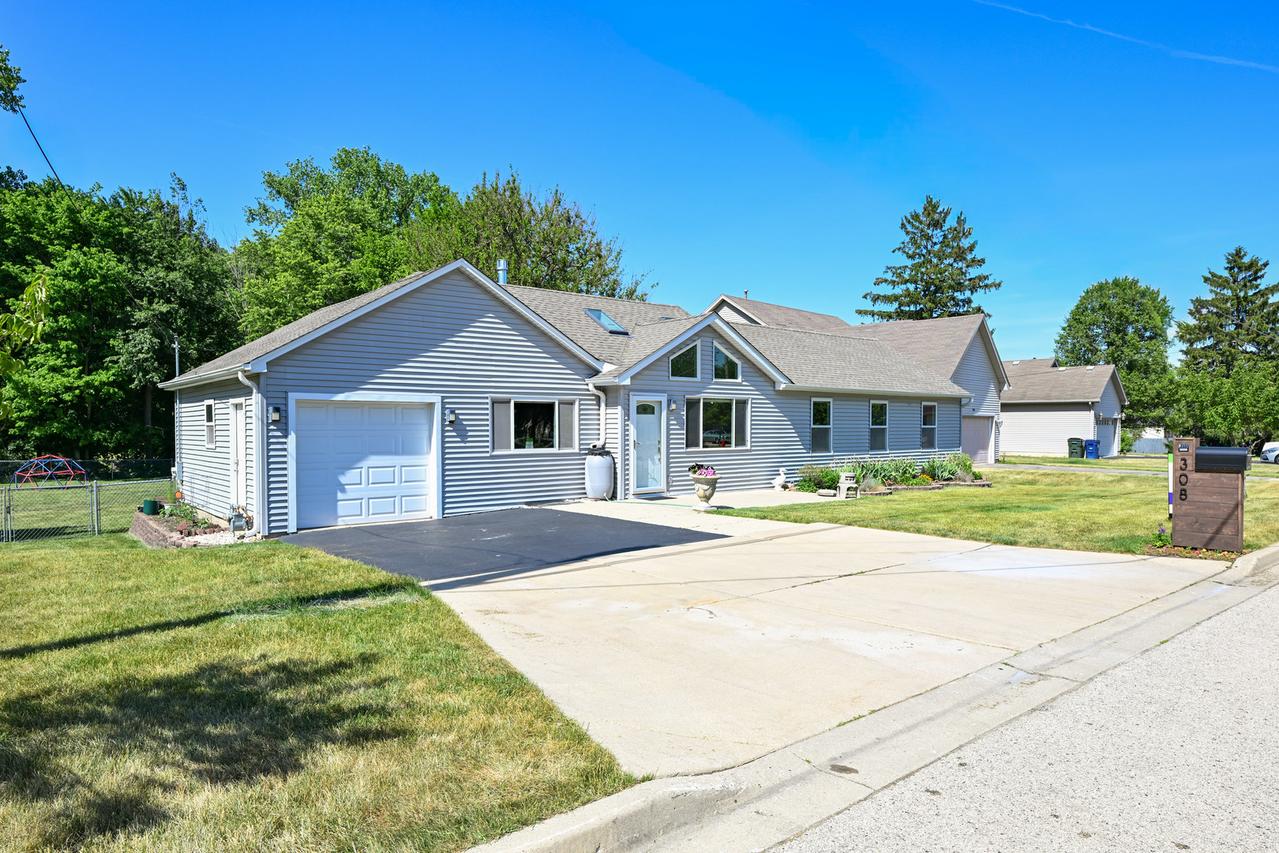 308 Beach Dr., Algonquin, IL 60102