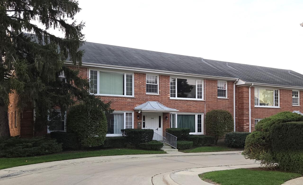 1505 Plymouth Pl. #2W, Glenview, IL 60025
