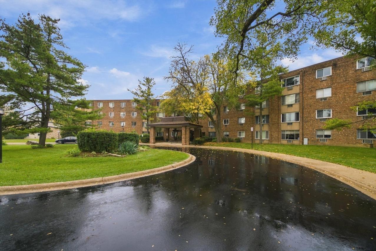 1500 Robin Cir. #213, Hoffman Estates, IL 60169