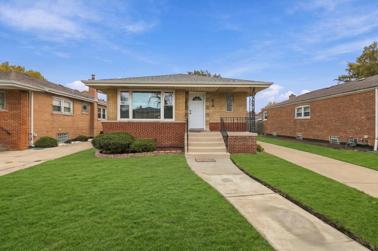 8729 S Fairfield Ave., Evergreen Park, IL 60805