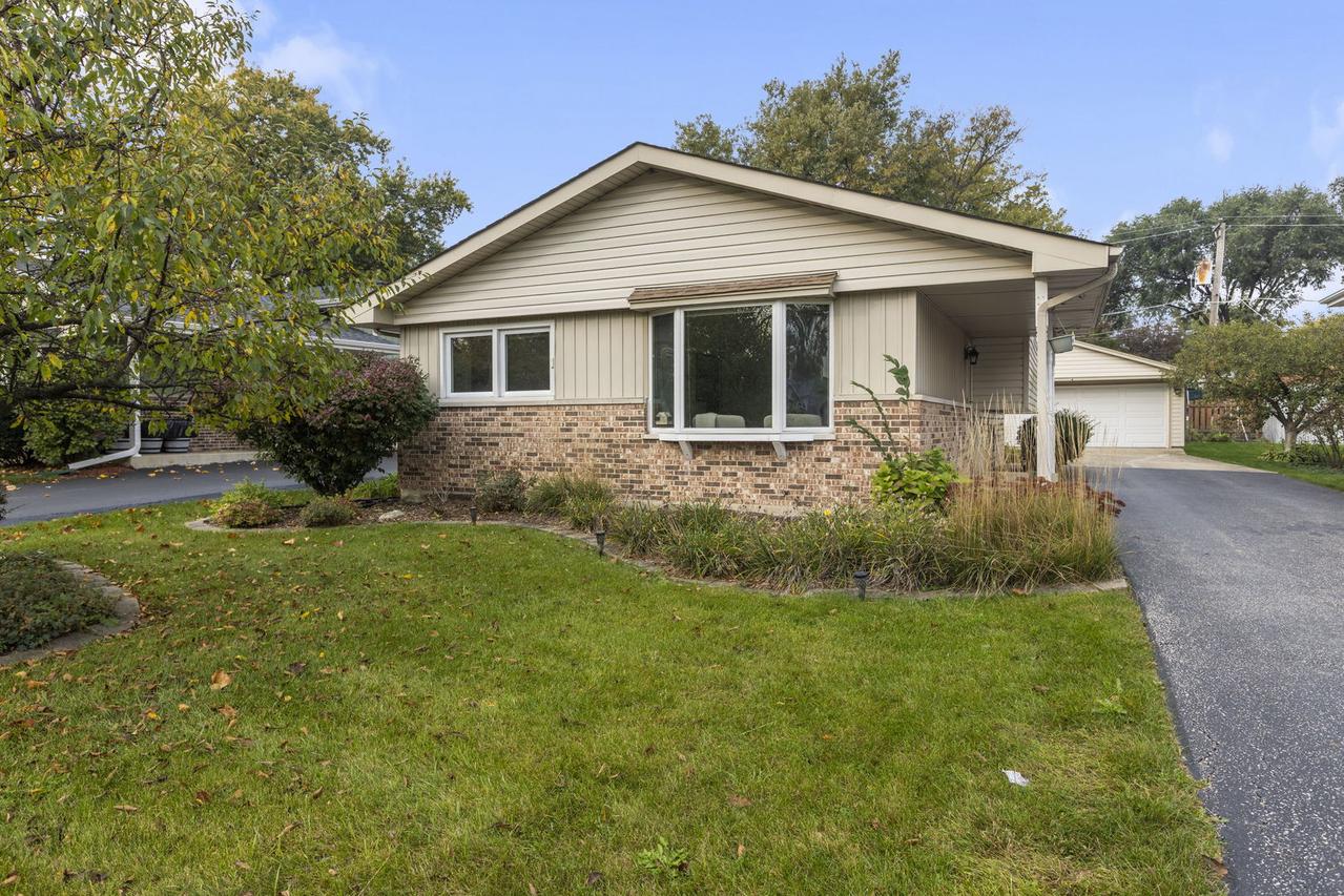 5860 Virginia Ave., Clarendon Hills, IL 60514