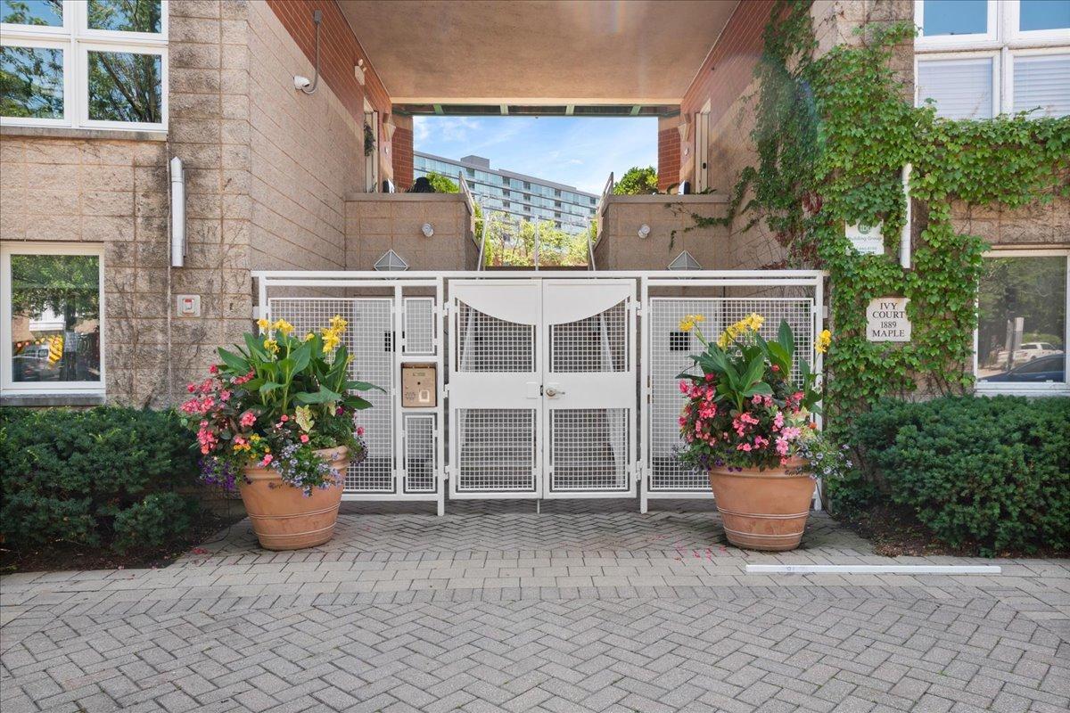 1889 Maple Ave. #W6, Evanston, IL 60201