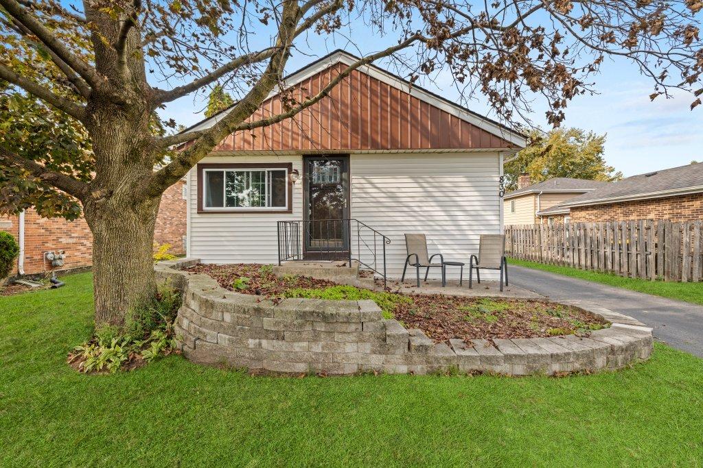 830 East Ave., La Grange, IL 60525