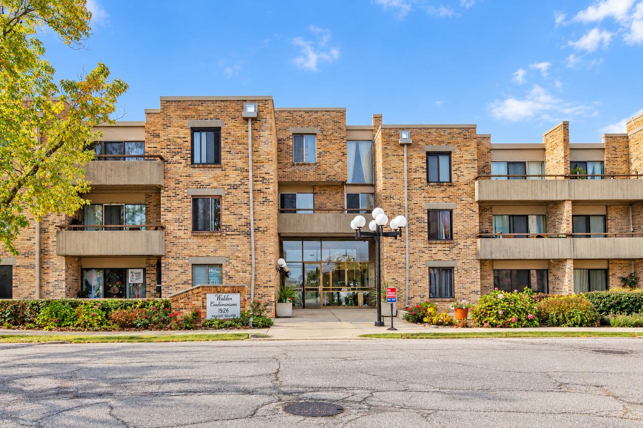 1926 Prairie Sq. #215B, Schaumburg, IL 60173