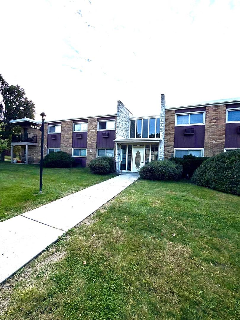 120a Collen St. #104, Lombard, IL 60148