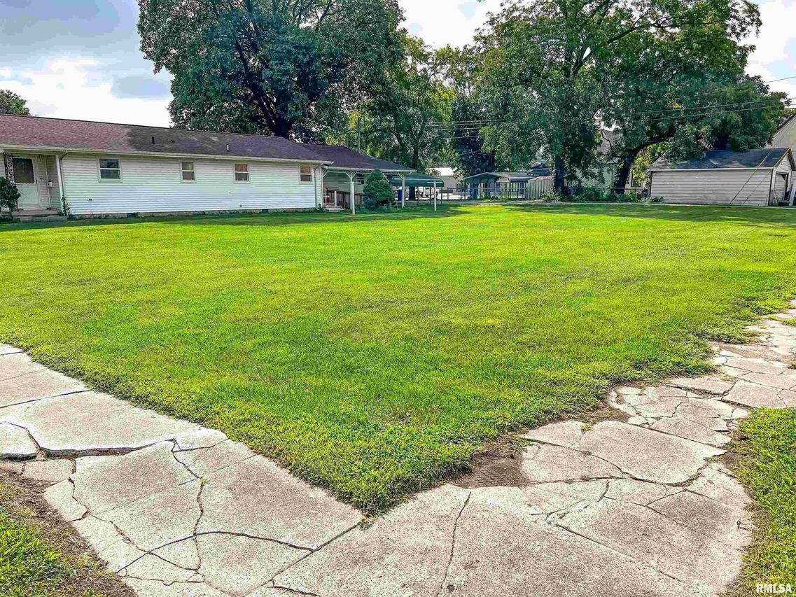 302 E 2nd St., Flora, IL 62839