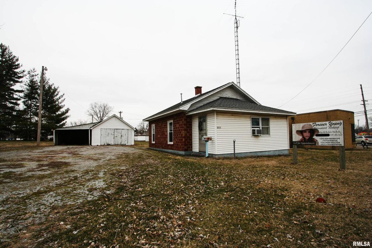 1302 Oak St., Carmi, IL 62821