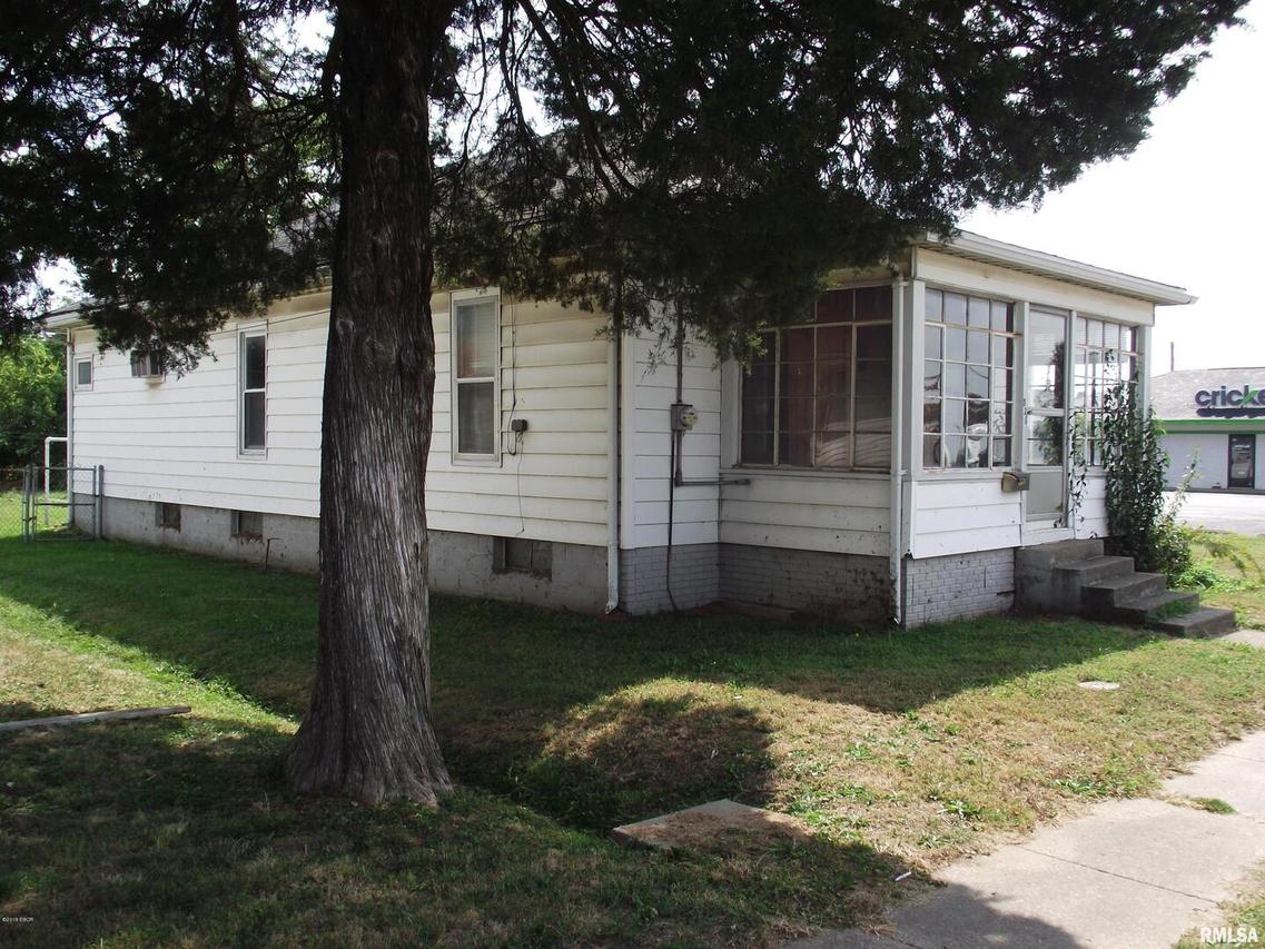 826 S Washington St., Duquoin, IL 62832